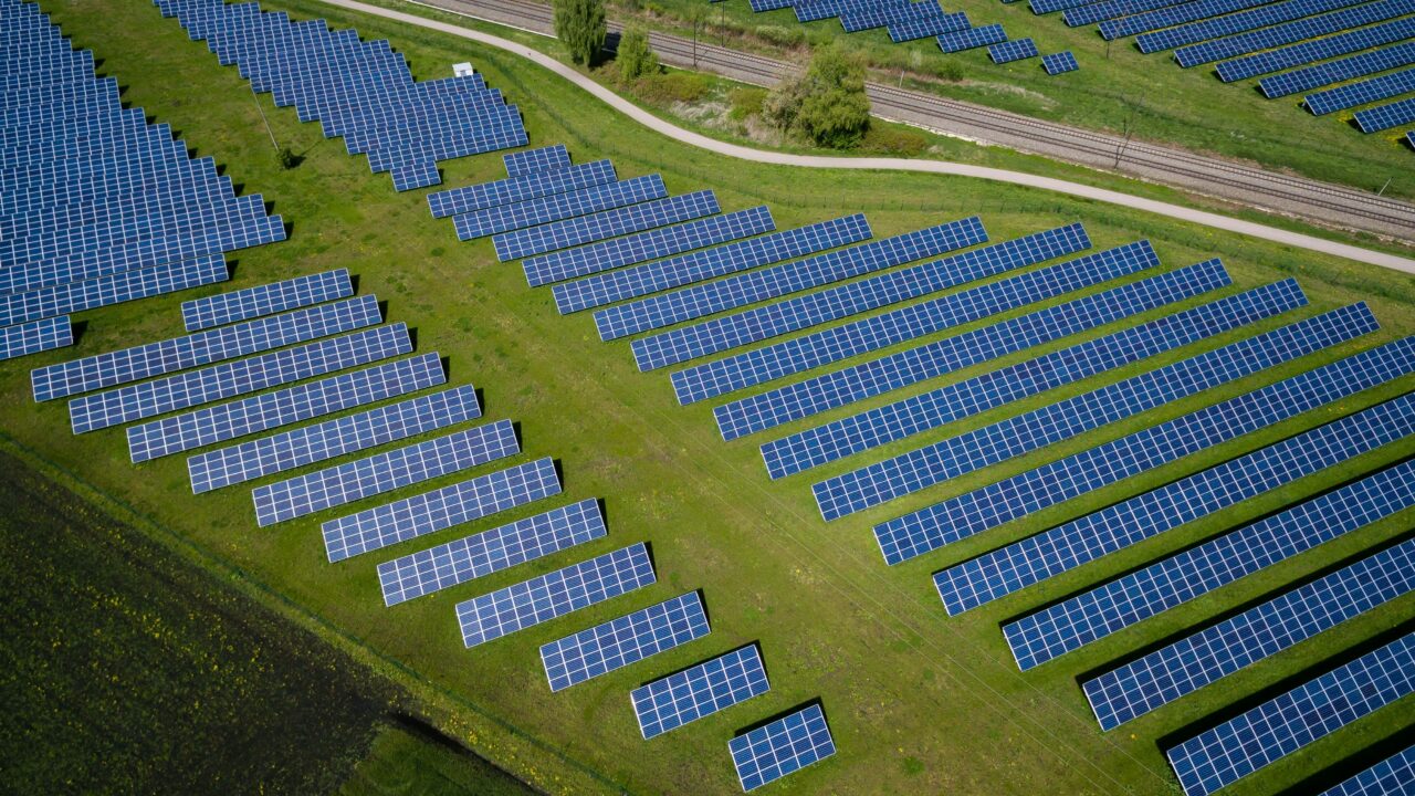 Profesjonalna fotowoltaika dla firm oferowana przez Teltor Energia