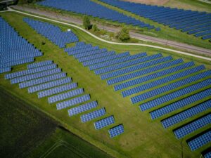 Profesjonalna fotowoltaika dla firm oferowana przez Teltor Energia